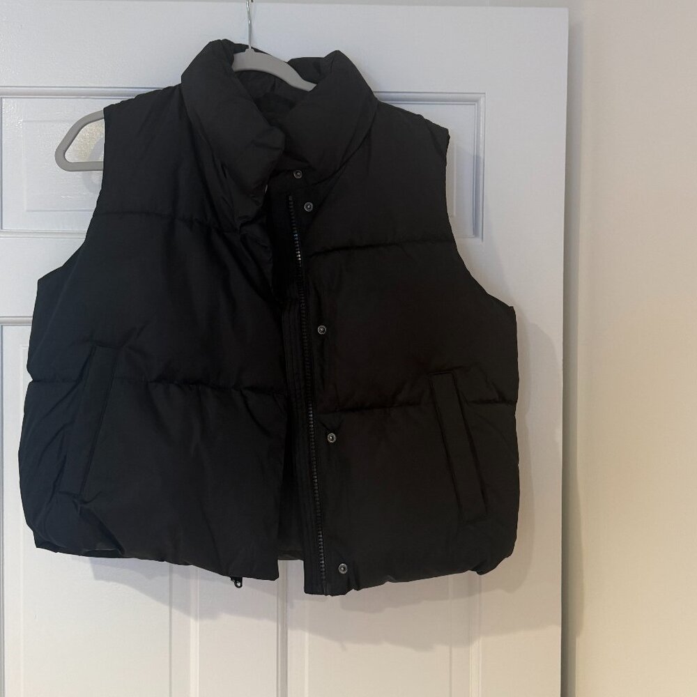 Old Navy Women's Puffer Vest -- Medium